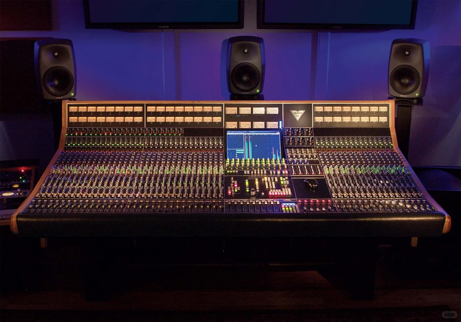 API Vision Großformat-Studiomischpult für professionelle Musikproduktionen mit klassischen Preamps