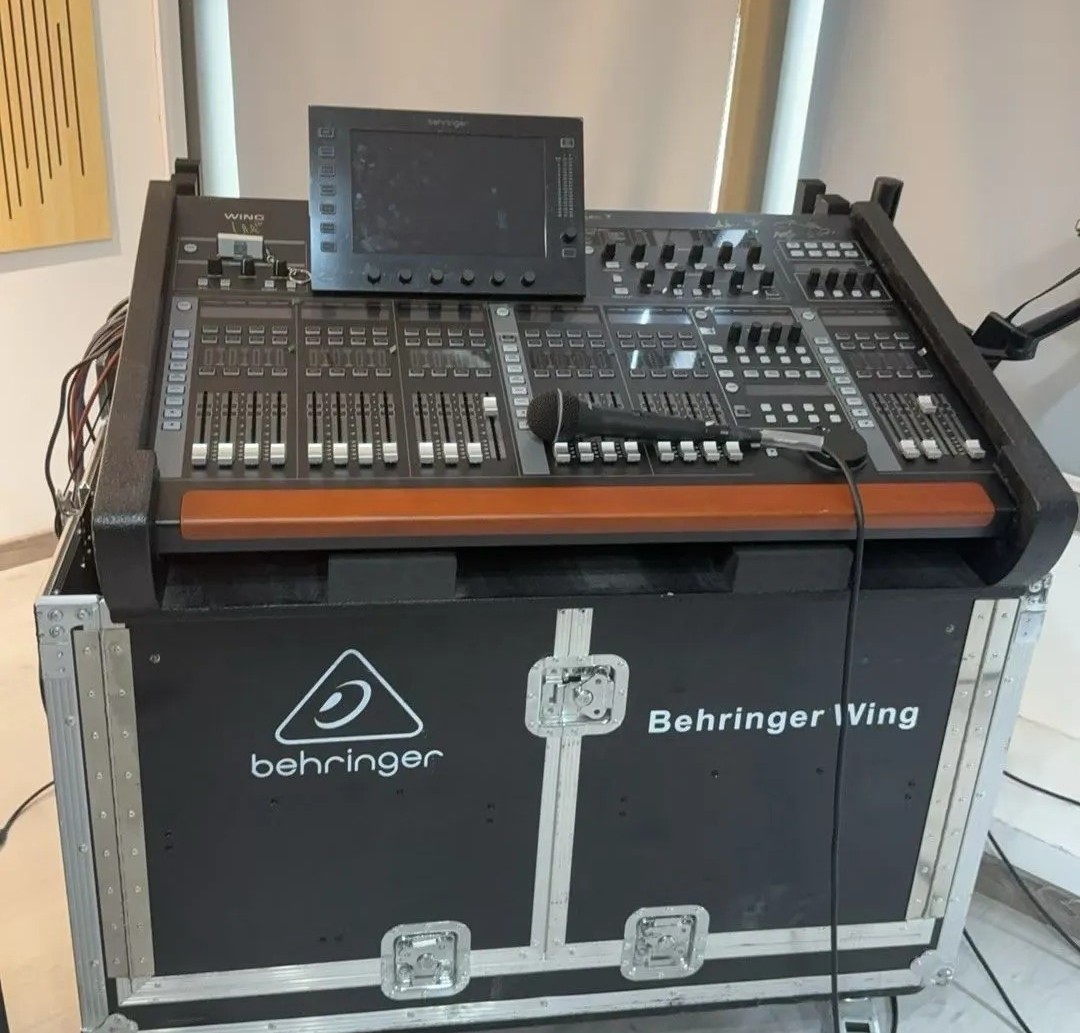 Behringer Wing Digitalmischpult mit drei Touchscreens und 48 Kanälen für Live-Anwendungen