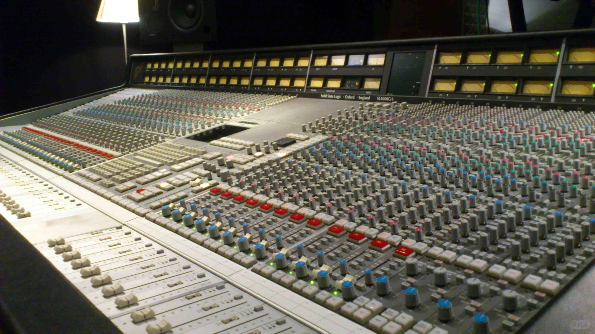 Analoges SSL 4000 Mischpult Klassiker im direkten Vergleich zur digitalen Konkurrenz