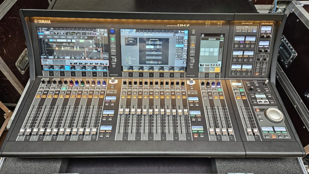 Yamaha DM7 modernes Digitalmischpult der aktuellen Generation für Live- und Studio-Profis