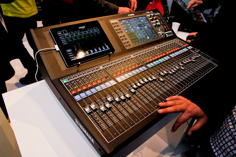 Yamaha QL5 als kleines Schwestermodell des CL5 zum Vergleich der Live-Mischpulte
