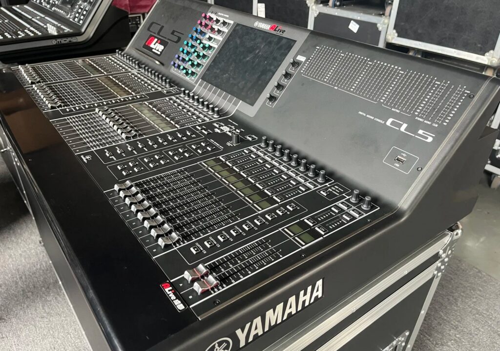 Yamaha CL5 professionelles Digitalmischpult mit 72 Mischkanälen und Dante-Netzwerk für Live-Beschallung