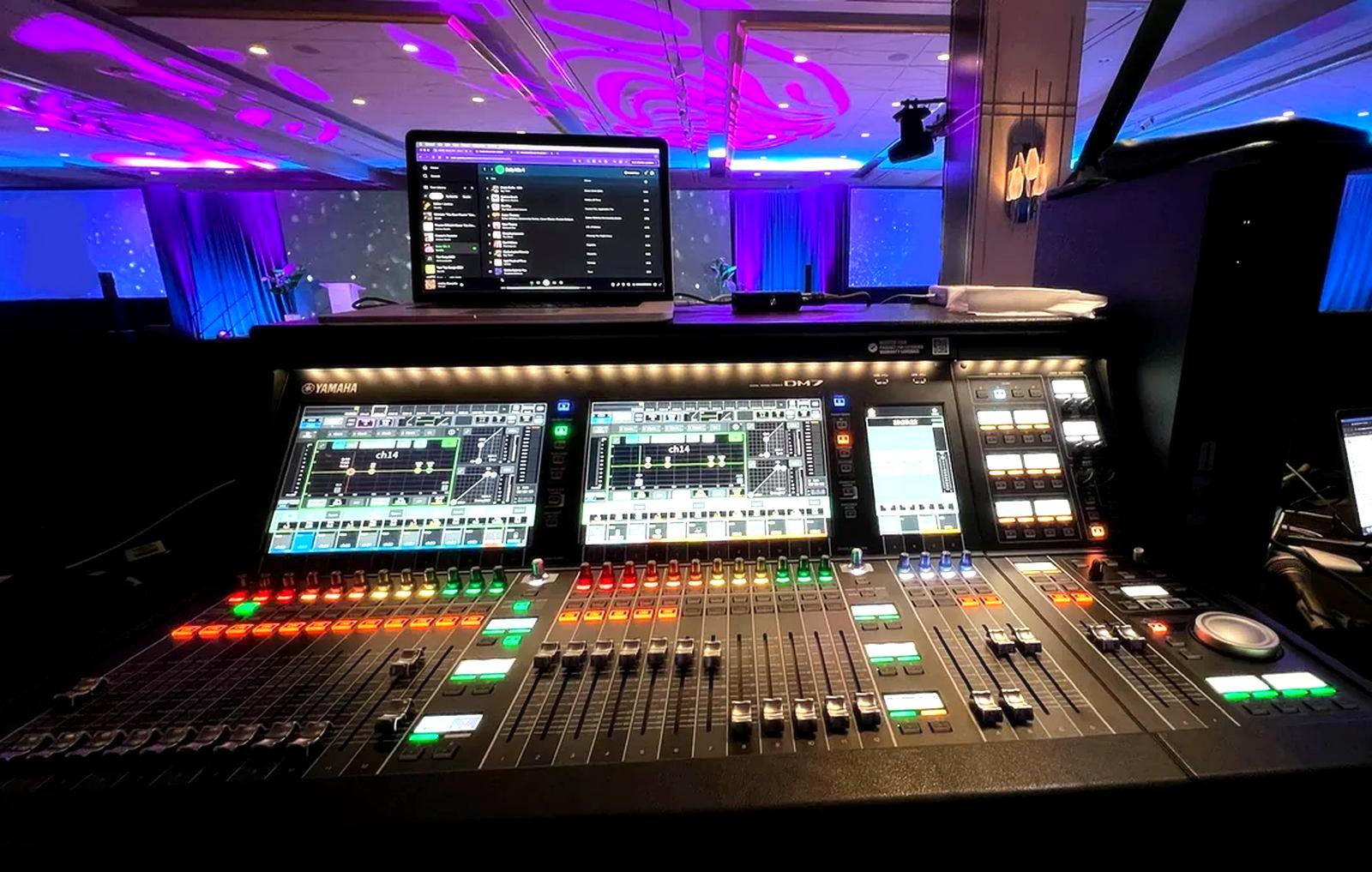 Yamaha DM7 Mischpult mit Multitrack-Recording-Funktionen über Dante-Netzwerk für Profis