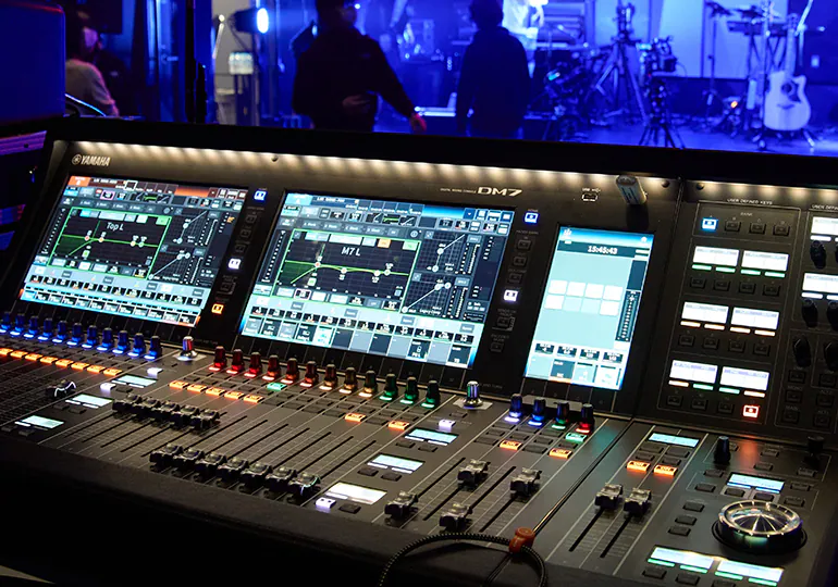 Yamaha DM7 Mischpult mit drei Touchscreens und umfangreichen Effekten für Tontechniker