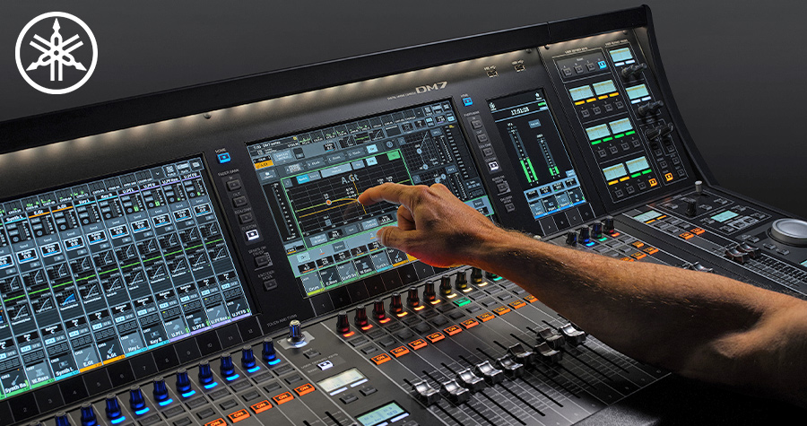 Yamaha DM7 modernes Digitalmischpult mit drei Touchscreens für vielseitige Profi-Anwendungen