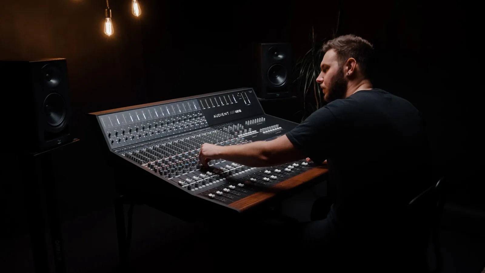 Audient ASP4816 SE Studio-Mischpult mit hochwertigen Wandlern für Profi-Aufnahmen