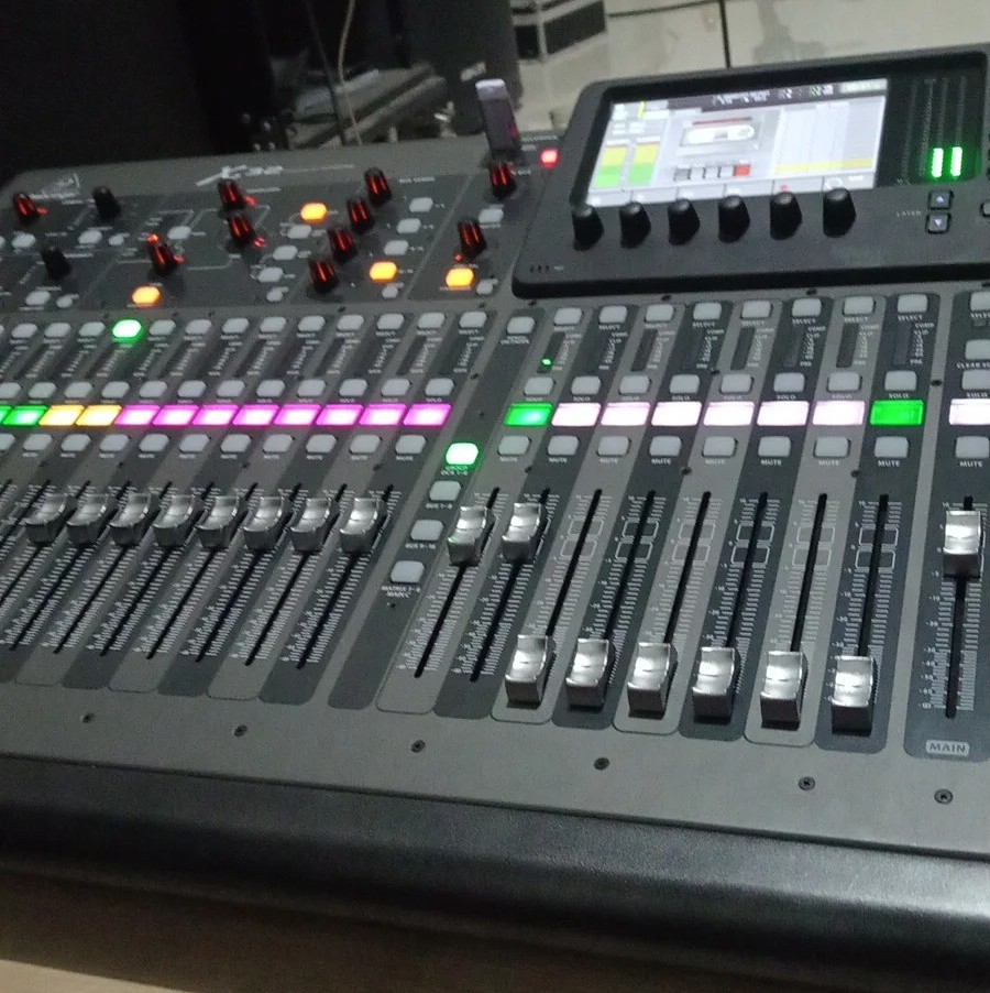 Behringer X32 Compact als klassisches Digitalmischpult-Format mit motorisierten Fadern