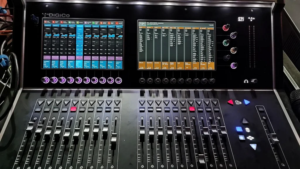 DiGiCo S21 modernes Digitalmischpult mit Touchscreen-Bedienung als Vergleich zu Analogmischpulten