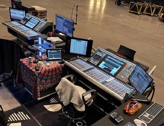 DiGiCo SD-Serie im Live-Einsatz mit Stagebox und mehreren Displays für komplexe Festival-Setups