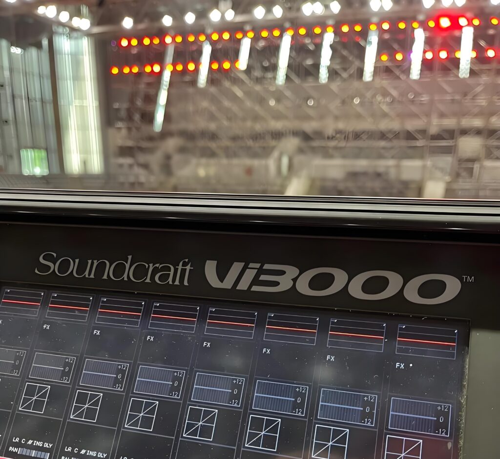 Soundcraft Vi3000 Profi-Digitalmischpult mit Vistonics-II-Touchscreen-Interface für Tour-Produktionen