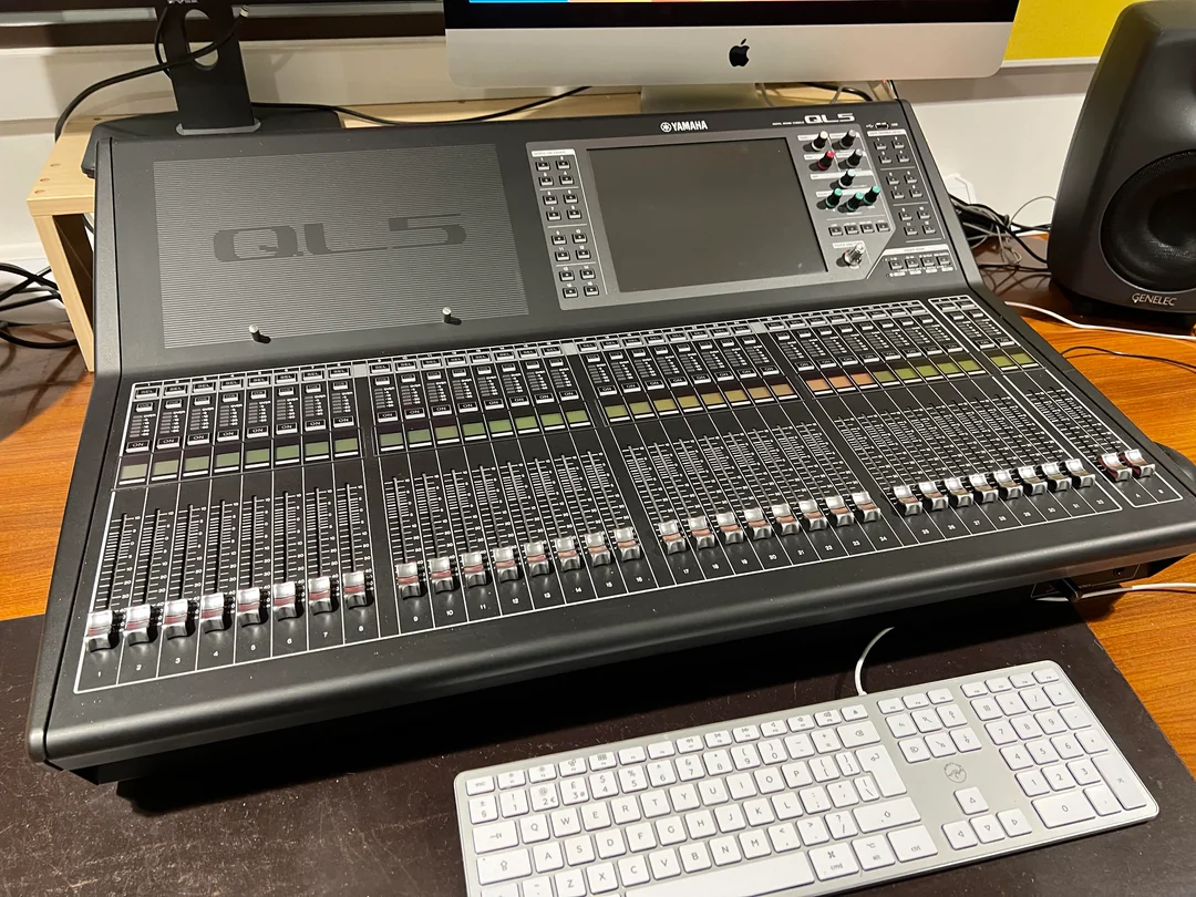 Yamaha QL5 mit Rio-Stagebox als komplettes Live-Setup für mittelgroße Veranstaltungen