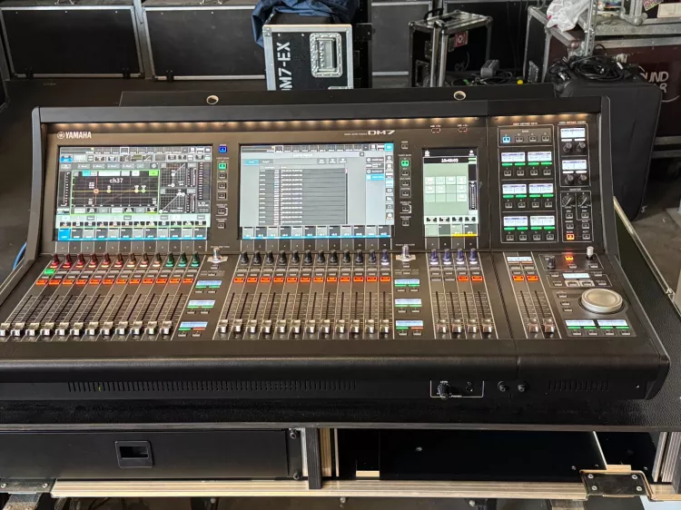 Yamaha DM7 Profi-Digitalmischpult mit 120 Mischkanälen für Live- und Studio-Einsatz