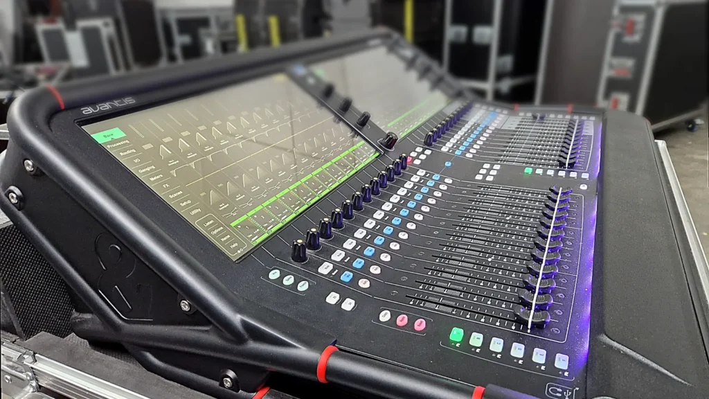 Allen & Heath Avantis - Console numérique haut de gamme pour studio et live Console de mixage numérique Allen & Heath Avantis vue de trois quarts avec écran tactile 12 pouces et faders motorisés