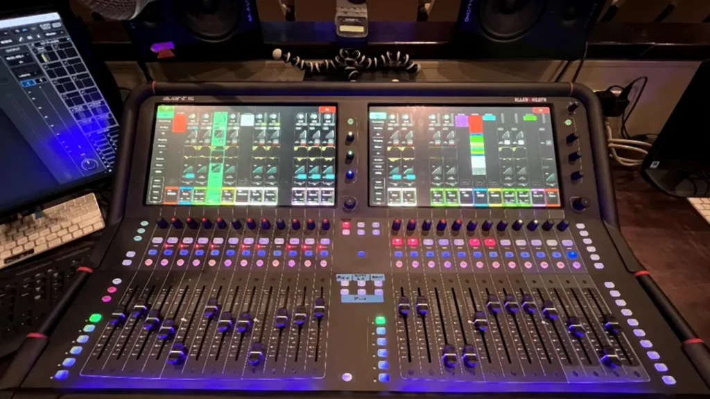 Allen & Heath Avantis - Console de mixage numérique 64 voies à 96 kHz pour le live Console numérique Allen & Heath Avantis 64 voies en configuration live avec écran tactile incurvé 12 pouces et 12 faders motorisés