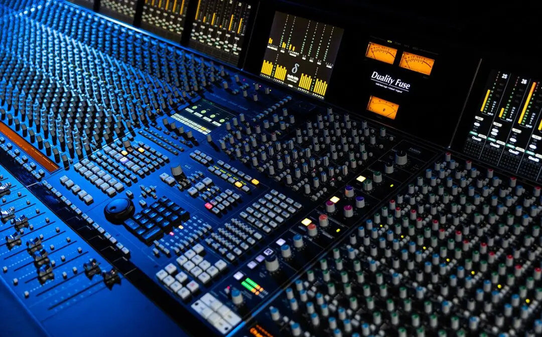 Console de mixage numérique professionnelle utilisée en studio d’enregistrement