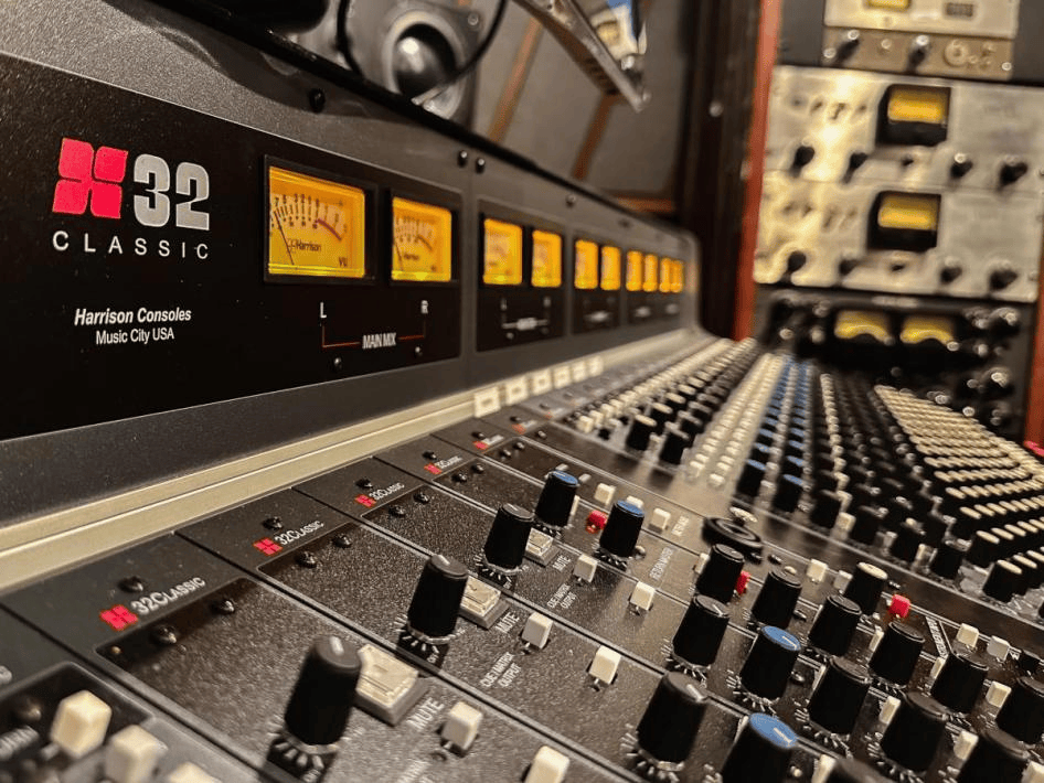 Console de mixage analogique professionnelle en studio d’enregistrement