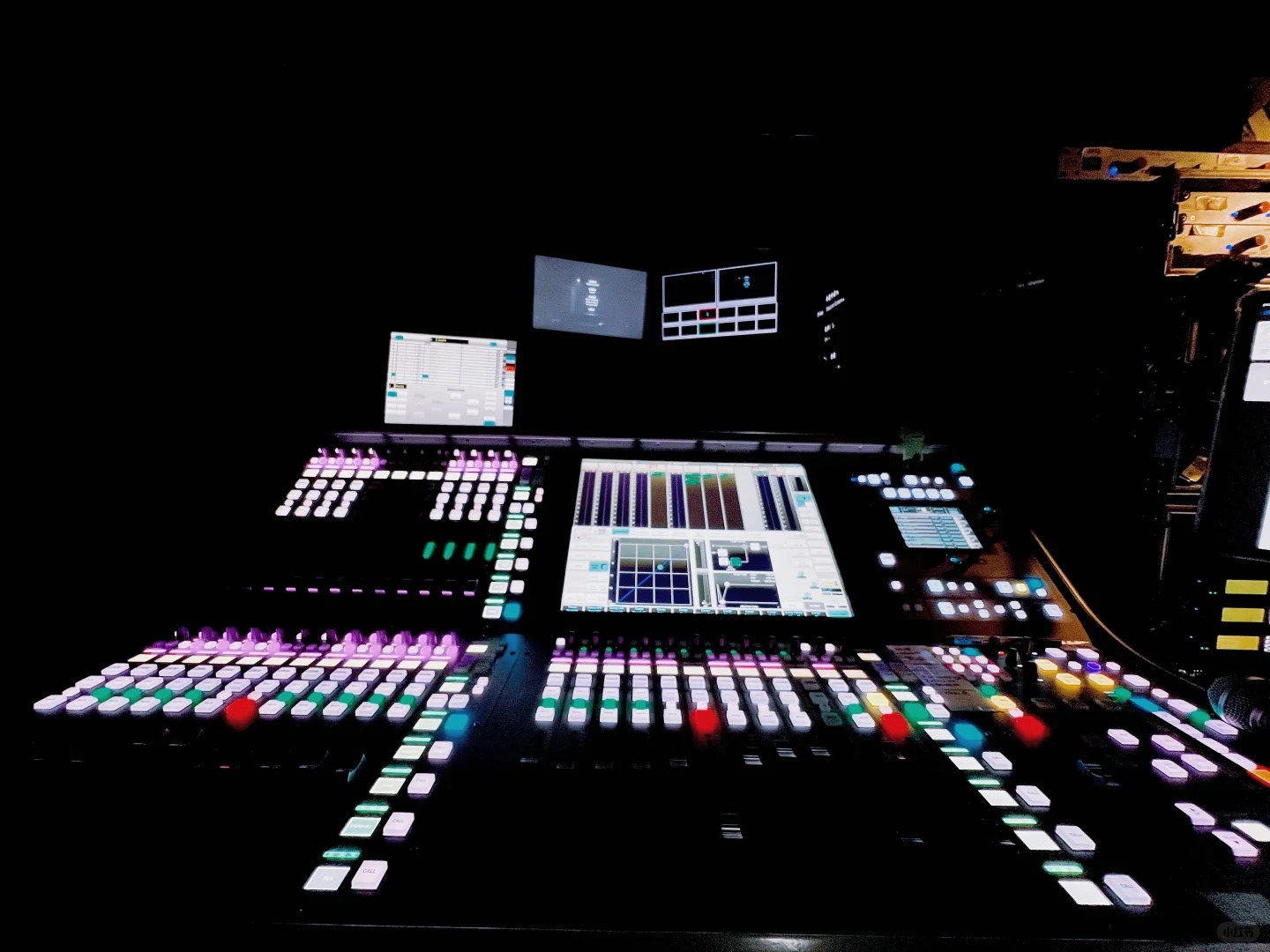 Console numérique DJ corporate : modèles haut de gamme pour événements professionnels et conférences
