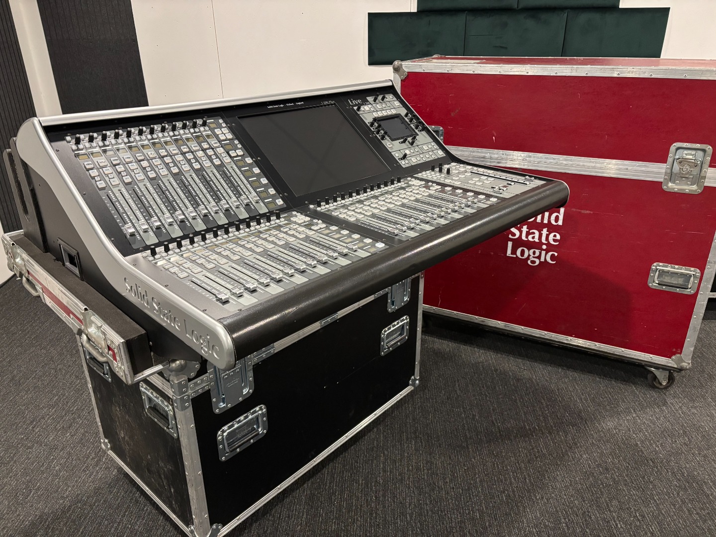 SSL Live L500 Plus : surface de contrôle 36 faders avec écran tactile et signature SSL