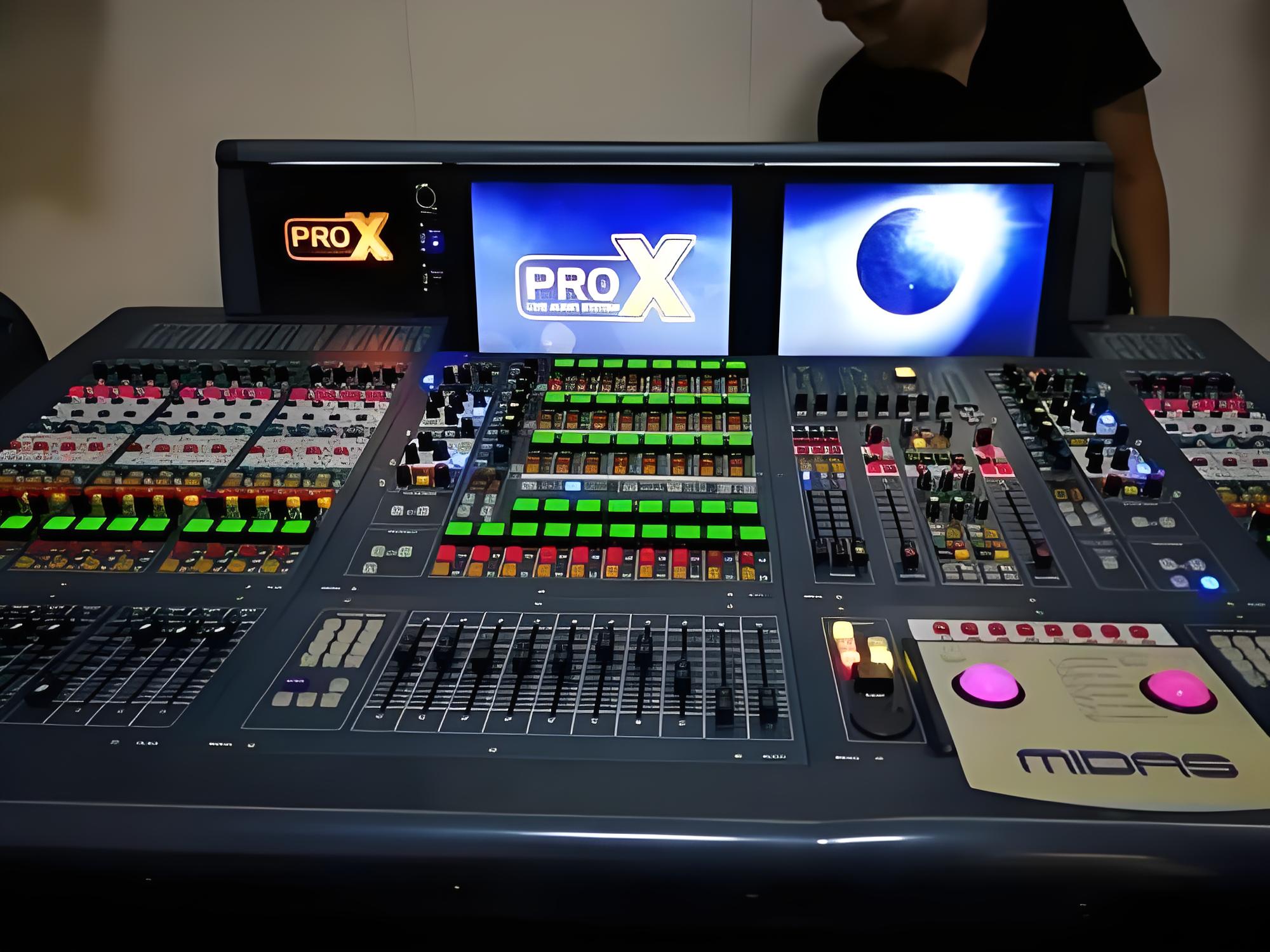 Midas Pro X en configuration tournée live avec rack DSP et stage box DL series