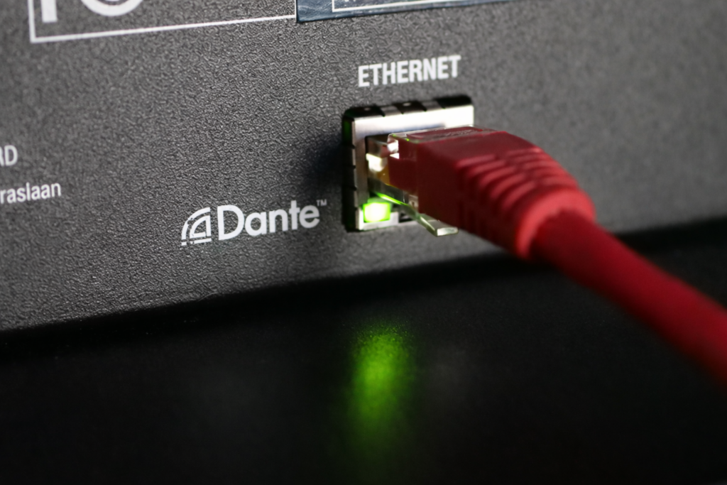 Guide Complet : Choisir entre Dante, AVB et MADI