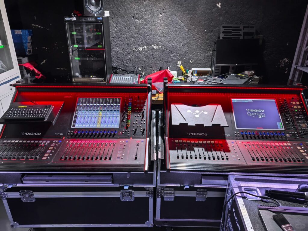 Deux consoles numériques DiGiCo Quantum 225 utilisées en tournée live