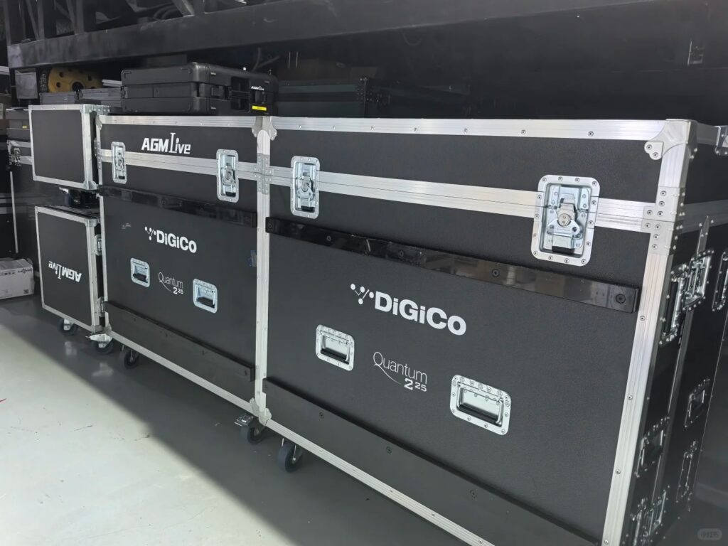 Flight cases de consoles numériques DiGiCo Quantum 225 utilisés en tournée