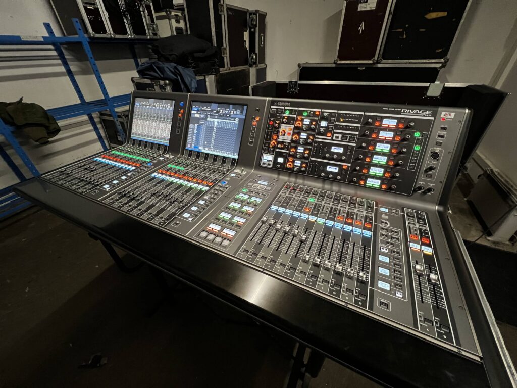 Yamaha Rivage PM7 console de mixage haut de gamme pour le live et la tournée