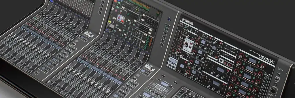 Détail de la console de mixage Yamaha Rivage PM7 avec écrans, faders et section de traitement