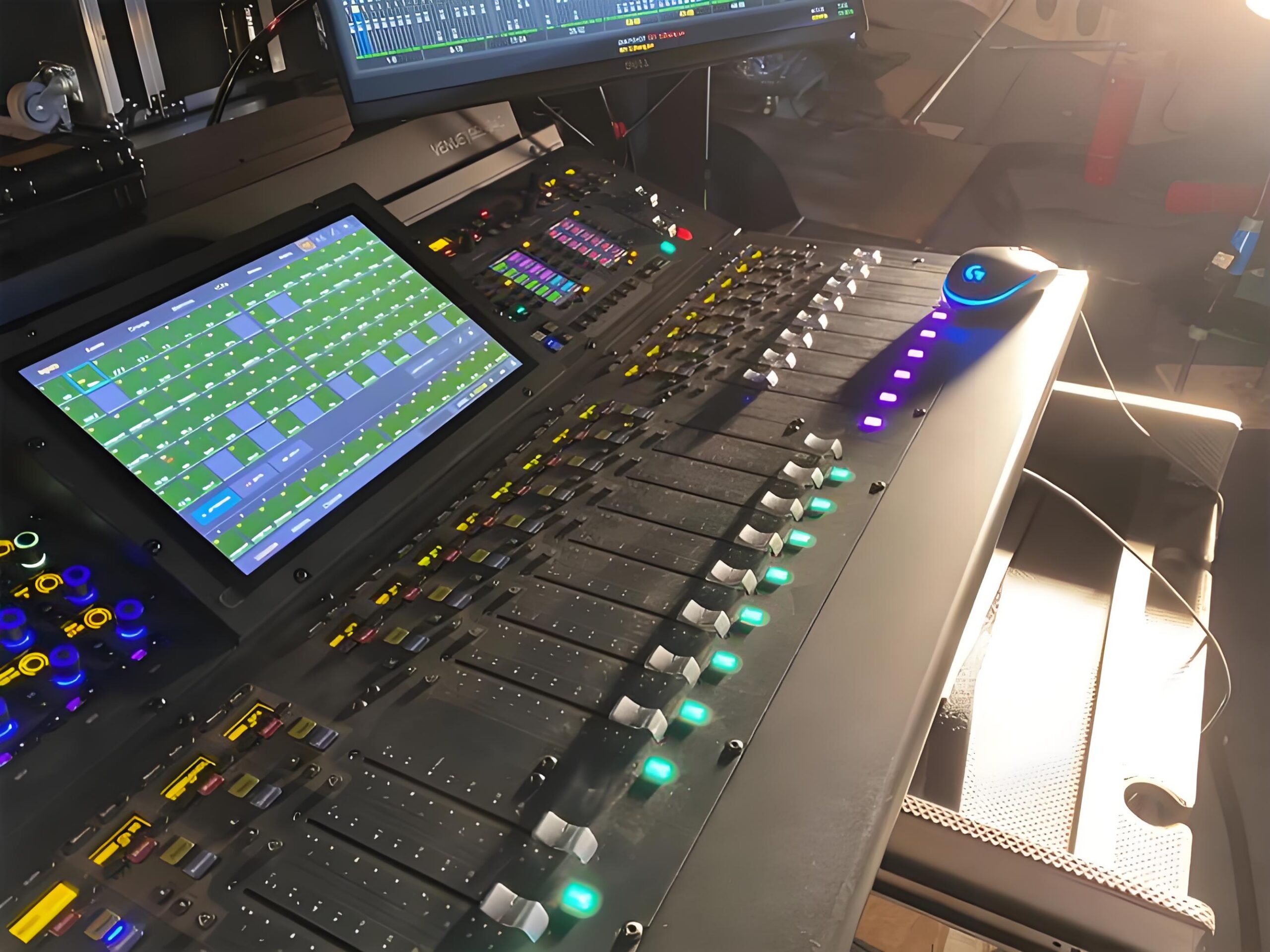 Surface de contrôle Avid S6L en régie : intégration Pro Tools et Waves SoundGrid pour ingénieurs son live