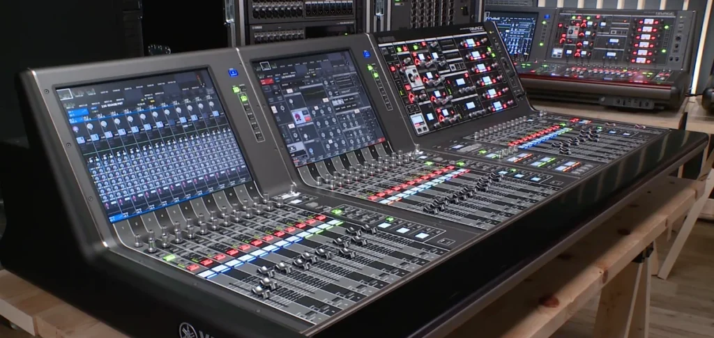 Console de mixage numérique Yamaha Rivage PM7 avec triple écran et surface de contrôle professionnelle