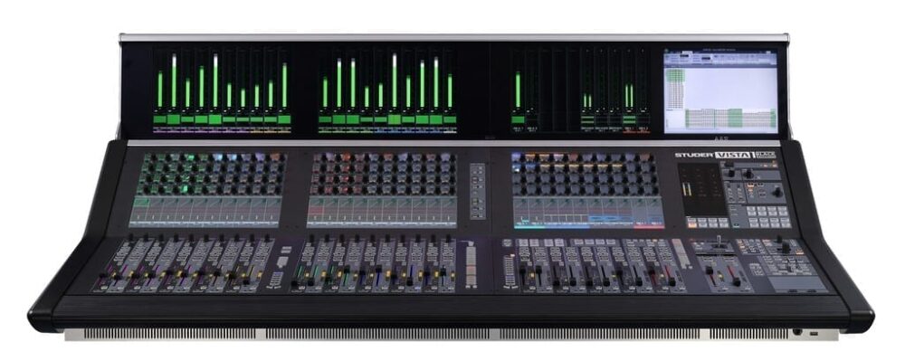 Vue de face de la console de mixage broadcast Studer Vista 1 Black Edition avec vumètres, faders motorisés et écran tactile, utilisée pour le test pro.